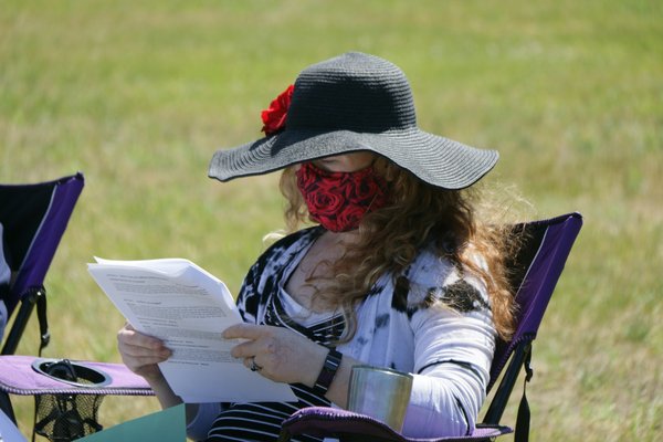 How to Choose the Perfect Wide-Brim Hat for a Summer Business Trip?